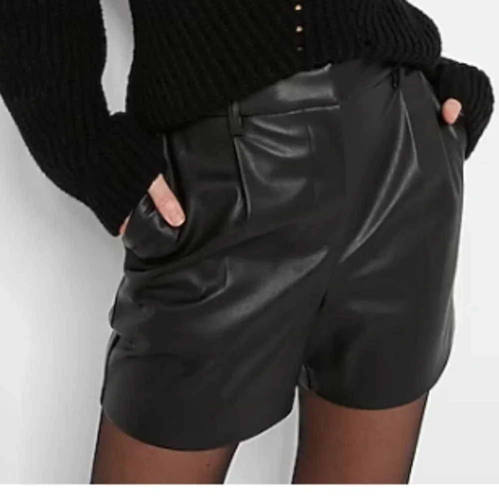 Aritzia Wilfred Black Effortless High-waisted, pleated faux leather shorts 4 - Picture 1 of 16